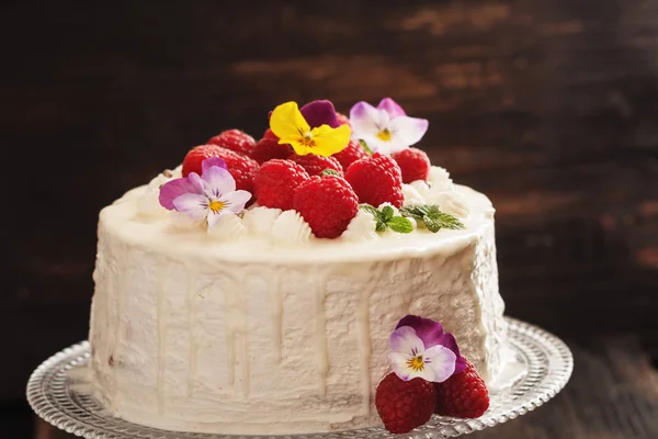 Feestelijke Cake Met Frambozen Bloemen Met Strepen Van Glazuur Zwarte — Stockfoto