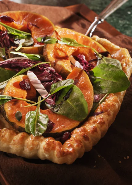 Tarte Citrouille Aux Épinards Sur Table Marbre Vert Foncé — Photo