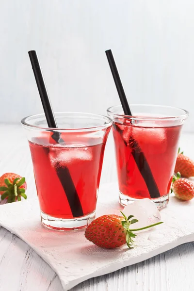 Boisson Été Avec Fraise Glace Sur Fond Blanc — Photo