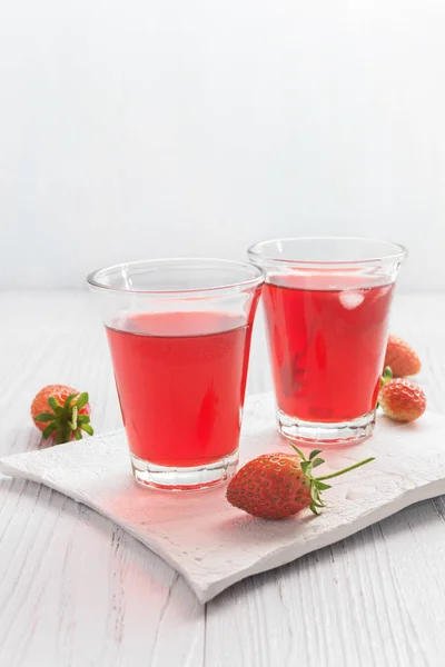 Boisson Été Avec Fraise Glace Sur Fond Blanc — Photo