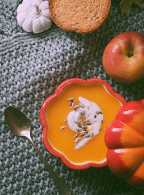 Sonbahar kabak tohumu kırmızı seramik kase krem çorbası.