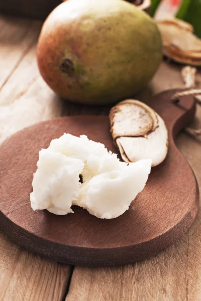 Mango tereyağı koyu ahşap tahta üzerinde. Organik sağlıklı gıda kavramı. Güzellik ve Spa konsept.