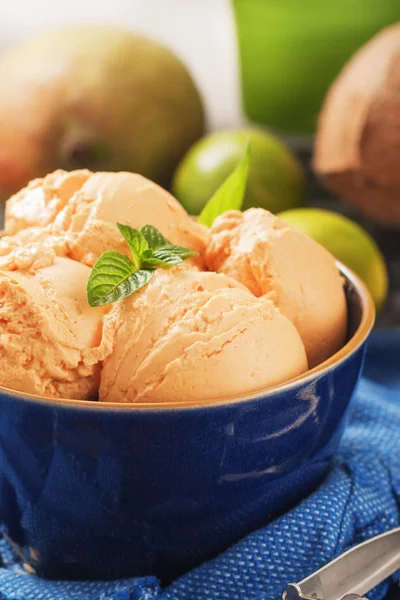 Sorbete Helado Frutas Tropicales Tazón Cerámica Azul —  Fotos de Stock