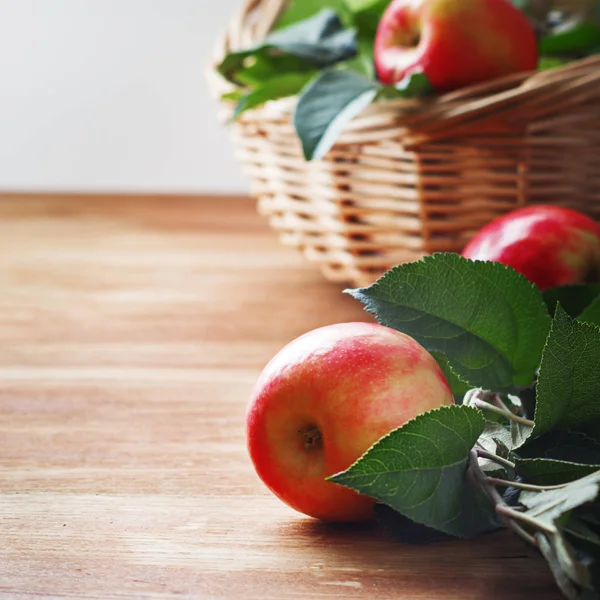 Jabłko Świeże Tle Rustykalnym — Zdjęcie stockowe