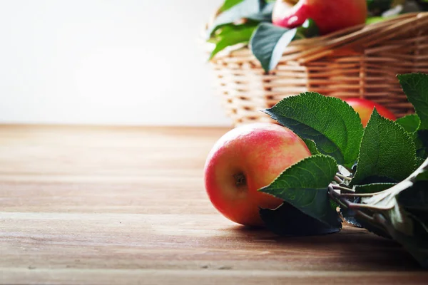Jabłko Świeże Tle Rustykalnym — Zdjęcie stockowe