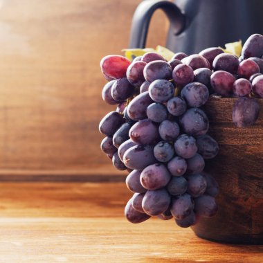 Ahşap kase, kopya alanı kara üzüm.