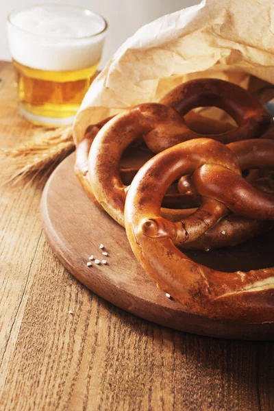 Gezouten Pretzels Voor Oktoberfest Oude Houten Bord Met Vrije Tekst — Stockfoto