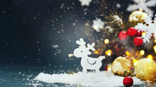 Олень Снегом Рождественском Декоре Темно Синем Фоне Счастливого Рождества Нового — стоковое фото