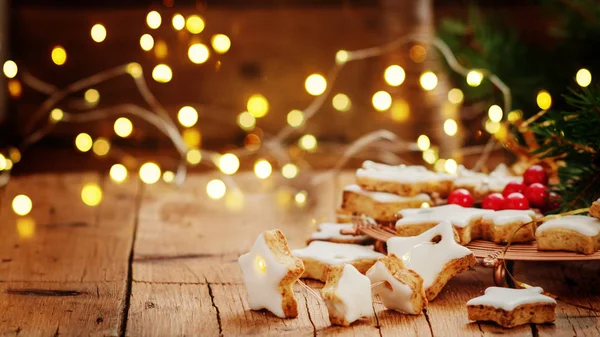 Традиционное Рождественское Печенье Деревянном Столе — стоковое фото