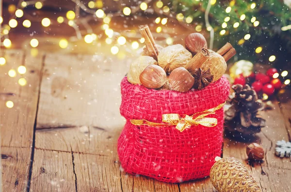 Рождественские Орехи Специи Деревянном Столе — стоковое фото
