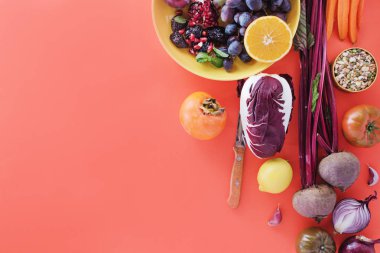 Sonbahar Kış antioksidan maddeler ve sebze, hububat zengin antosiyanin, sağlıklı mevsimlik renkli arka plan üzerinde yemek için oligominerals, seçici