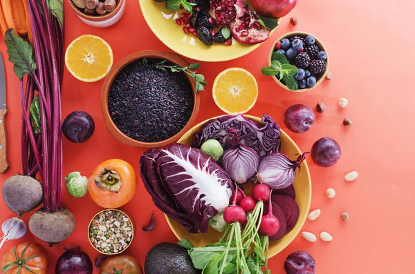 Sonbahar Kış antioksidan maddeler ve sebze, hububat zengin antosiyanin, sağlıklı mevsimlik renkli arka plan üzerinde yemek için oligominerals, seçici