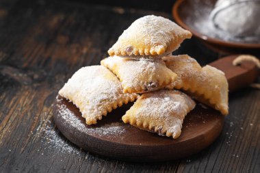 Çikolata, karnaval italianfritters karanlık rustik gemide Mantı dolu.