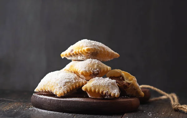 Ravioli Lleno Chocolate Carnaval Italianobuñuelos Tablero Rústico Oscuro — Foto de Stock