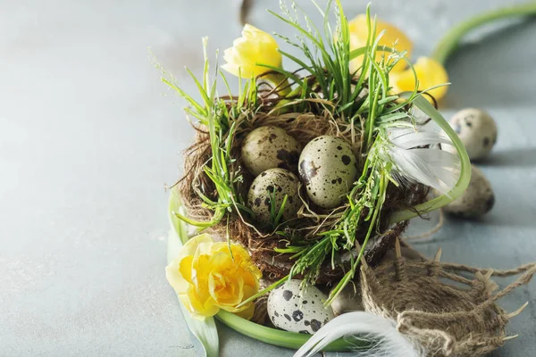 Pasen Samenstelling Met Eieren Eind Voorjaar Bloemen Een Rustiek Bord — Stockfoto