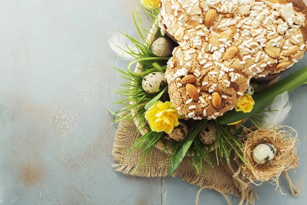 Colomba - İtalyan Paskalya güvercin kek gri arka plan üzerinde. Üstten Görünüm, serbest metin alanı.