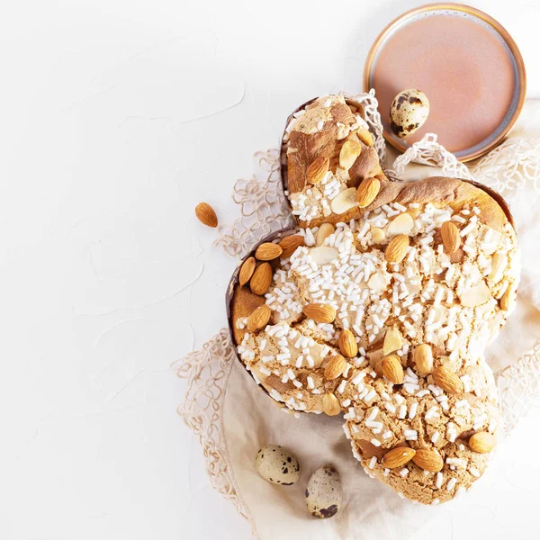 Colomba - İtalyan Paskalya güvercin pasta beyaz arka plan üzerinde. Üstten Görünüm, serbest metin alanı.