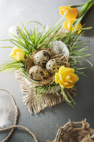 Pasen Samenstelling Met Eieren Eind Voorjaar Bloemen Een Rustiek Bord — Stockfoto