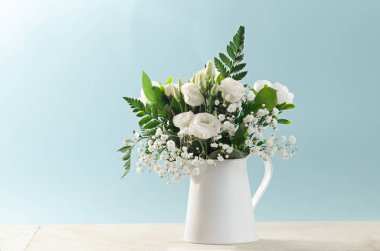 Metin için yer ile mermer tabloda beyaz bir Vazoda Çiçekler.