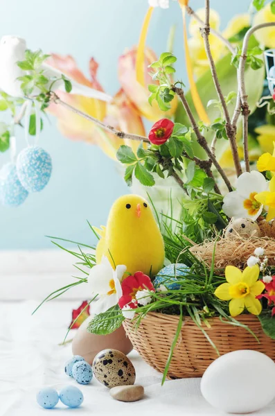 Pasen Samenstelling Met Kleine Kuikens Lentebloemen Kleurrijke Eitjes — Stockfoto