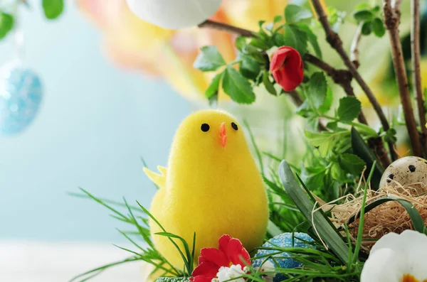 少しの雛 春の花 カラフルな卵のイースター コンポジション — ストック写真
