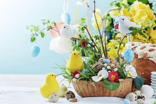 Pasen Samenstelling Met Kleine Kuikens Lentebloemen Kleurrijke Eitjes — Stockfoto