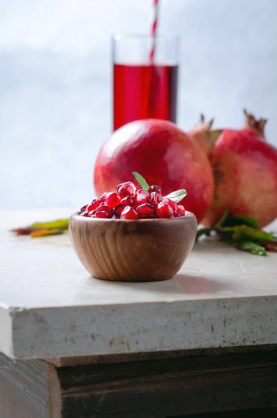 Semillas Granada Tazón Madera Vivo Con Frutas Hojas Jugo Sobre —  Fotos de Stock