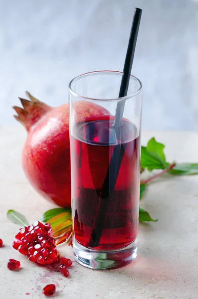 Granatäpple Juice Med Frön Frukter Och Löv Marmorbord — Stockfoto