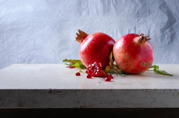 Semillas Granada Tazón Madera Vivo Con Frutas Hojas Una Mesa —  Fotos de Stock