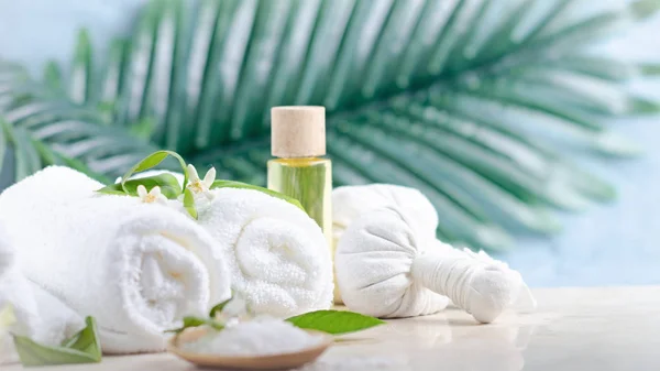 Cilt bakımı için turuncu neroli çiçekleri ile kozmetik ürünleri seti, Spa güzellik kavramı dinlenmek.