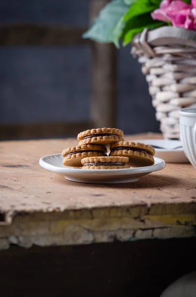 Natureza Morta Estilo Rústico Com Biscoitos Flor Hortensia Cesta Mesa — Fotografia de Stock