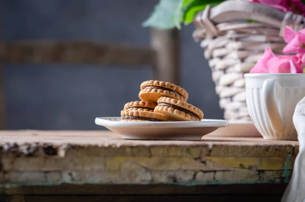 Natureza Morta Estilo Rústico Com Biscoitos Flor Hortensia Cesta Mesa — Fotografia de Stock