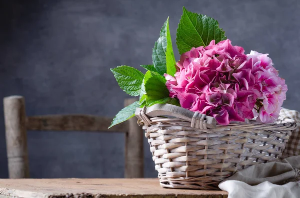 Stilleven Rustieke Stijl Met Hortensia Bloem Mand Houten Tafel — Stockfoto