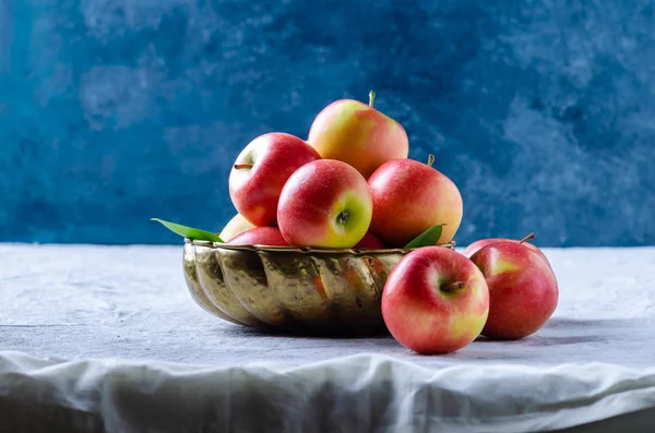 Dojrzałe Czerwone Jabłka Antycznym Metalic Miski Serwowania — Zdjęcie stockowe