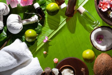Muz yaprakları nda güzellik tedavisi için tropikal çiçekler ve Spa ürünleri ile Arka Plan.