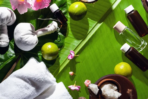 背景与热带花卉和水疗产品 用于香蕉叶美容护理 — 图库照片
