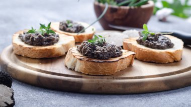 Bruschetta siyah truffle, salsa tartufata ile.