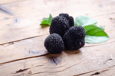 Siyah trüf - rustik ahşap masa üzerinde gurme mantar . Seçici odaklama.