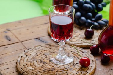 Ratafia - uçlu İtalyan tatlı alkollü içecek, ya bir meyve bazlı içecek ya da kiraz ile müstahkem bir şarap. Rustik stil.
