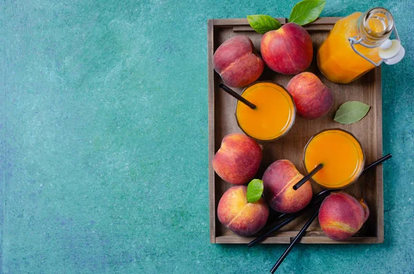 Jugo Fresco Melocotón Casero Vidrio Sobre Bandeja Madera Sobre Mesa — Foto de Stock