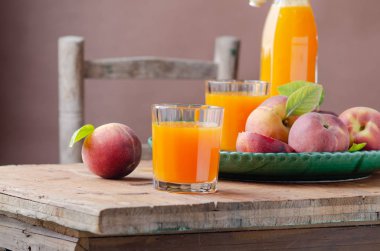 Ahşap masada kahvaltı için cam taze ev yapımı şeftali suyu . Rustik stile. Boş metin alanı.