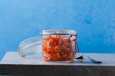 Geleneksel fermente gıdalar - mermer masada havuç ile kimchi