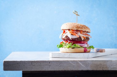 Mermer masa üzerinde ahşap üzerine fermente gıdalar kimchi, barbekü sığır pirzonu ile Burger.