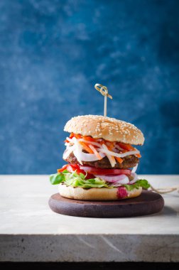 Mermer masa üzerinde ahşap üzerine fermente gıdalar kimchi, barbekü sığır pirzonu ile Burger.