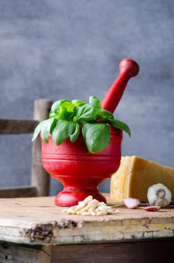 Rustik tablo üzerinde pesto alla genovese için Malzemeler.