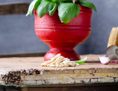 Rustik tablo üzerinde pesto alla genovese için Malzemeler.