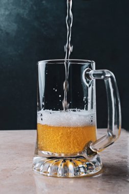 Mermer masada cama bira dökme.