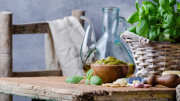 Pesto Saus Een Olijf Houten Kom Met Pijnboompitten Basilicum Parmezaanse — Stockfoto