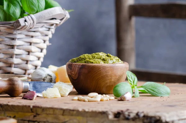 Pesto Saus Een Olijf Houten Kom Met Pijnboompitten Basilicum Parmezaanse — Stockfoto