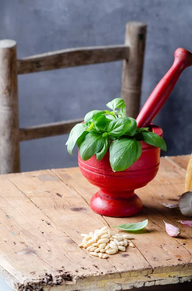 Ingrediënten Voor Pesto Alla Genovese Boven Rustieke Tafel — Stockfoto